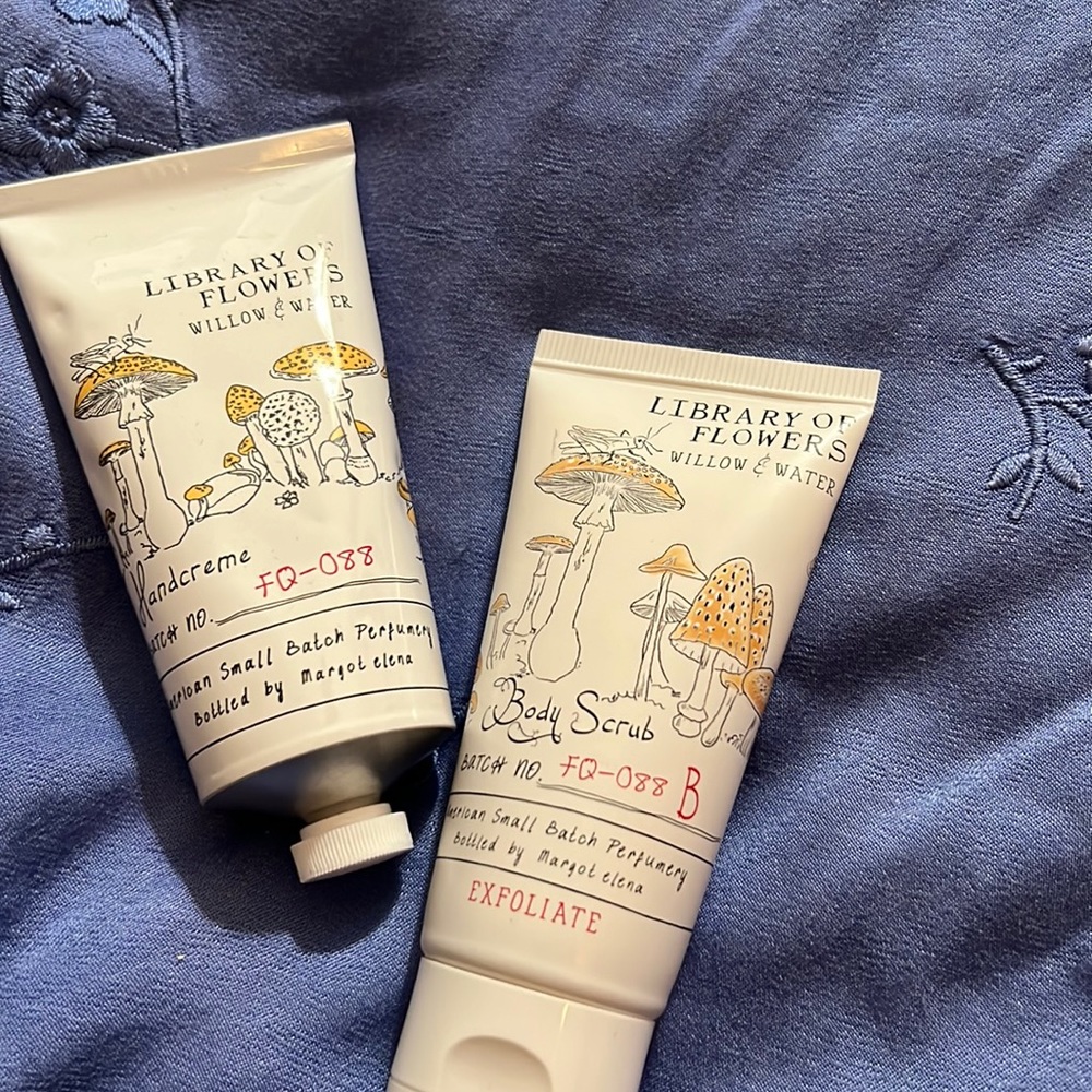 Library of Flowers handcreme and body scrub Willow & Water scent.